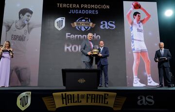 Fernando Romay posa con el galardón en la tercera edición del Hall of Fame del baloncesto español. El primer gran pívot de la Selección (2,13). Consigue dos medallas de plata con España, en el eurobasket 83 y los juegos olímpicos en Los ángeles 84. con el Real Madrid gana dos copas de Europa (1978 y 1980).