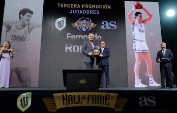 Fernando Romay posa con el galard¨®n en la tercera edici¨®n del Hall of Fame del baloncesto espa?ol. El primer gran p¨ªvot de la Selecci¨®n (2,13). Consigue dos medallas de plata con Espa?a, en el eurobasket 83 y los juegos ol¨ªmpicos en Los ¨¢ngeles 84. con el Real Madrid gana dos copas de Europa (1978 y 1980).