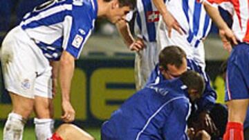 <b>RÁPIDA INTERVENCIÓN</b>. Aguilera es atendido sobre el terreno de juego después de sufrir un fortísimo balonazo en la cabeza.