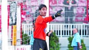 <b>ATENTO. </b>Cobeño hace indicaciones a su equipo para no encajar gol.