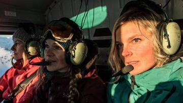 Crew de chicas de All In en el helic&oacute;ptero preparadas para una buena dosis de freeride en una de las mejores pel&iacute;culas de deportes extremos que existen, disponible gratis y online en Red Bull TV.