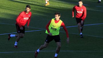 Savic, Koke y Diego Costa, durante el entrenamiento del Atl&eacute;tico de Madrid.