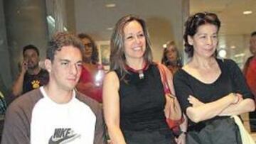 <b>GIGANTE. </b>Pau Gasol, junto a Trinidad Jiménez (PSOE) e Inés Sabanés (IU).