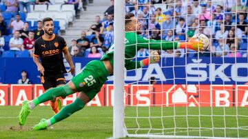 CORNELLÁ DE LLOBREGAT (BARCELONA), 02/10/2022.- El portero del RCD Espanyol Álvaro Fernández, detiene un balón durante el partido de la jornada 7 de LaLiga, este domingo en RCDE Stadium de Cornella de Llobregat. EFE/ Marta Pérez
