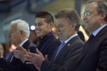 James Rodríguez junto al presidente de Colombia, Juan Manuel Santos, y el presidente del Real Madrid, Florentino Pérez, en el palco de honor del Santiago Bernabéu en el partido entre Real Madrid y Villarreal.