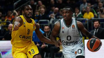 Berlin (Germany), 26/01/2023.- Alba'Äôs Jaleen Smith (L) in action against Valencia'Äôs Jared Harper during the EuroLeague Basketball match between Alba Berlin and Valencia Basket at the Mercedes Benz Arena in Berlin, Germany, 26 January 2023. (Baloncesto, Euroliga, Alemania) EFE/EPA/CLEMENS BILAN
