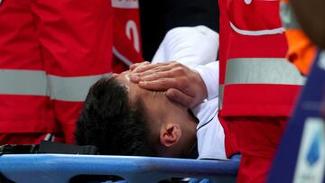 Bergamo (Italy), 25/11/2023.- Napoli's Mathias Olivera getting off the pitch on a stretcher after being injured during the Italian Serie A soccer match Atalanta BC vs SSC Napoli in Bergamo, Italy, 25 November 2023. (Italia) EFE/EPA/MICHELE MARAVIGLIA