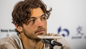 El tenista estadounidense Taylor Fritz habla en rueda de prensa tras un partido en el Bank of Communications Hong Kong International Tennis Challenge 2022.