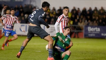 BARBASTRO (HUESCA), 03/12/2024.- El delantero del RCD Espanyol Alejo Veliz (i) lucha con Arnau Fábrega, guardameta del Barbastro, durante el partido de la segunda ronda de la Copa del Rey que UD Barbastro y RCD Espanyol disputan este martes en el Campo Municipal de Deportes de Barbastro. EFE/Javier Blasco