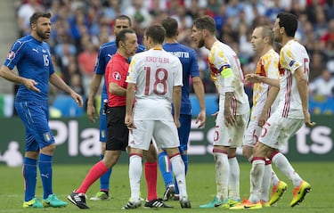 España se complicó la vida en la Eurocopa tras perder con Croacia en la fase de grupos y pasar a la siguiente ronda como segunda de grupo. Los italianos, con ganas de revancha, esperaban a una España que empezaba a cerrar un ciclo de la mano de Vicente del Bosque. El capitán Iker Casillas fue relegado al banquillo y sin Xavi, Villa y Fernando Torres en la convocatoria. Chiellini aprovechó un fallo defensivo para colocar el primero antes del descanso. Con una España volcada en ataque en busca del empate, Pellé aprovechó para sentenciar en el 90 el duelo.