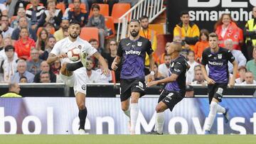El árbitro señaló penalti por mano de Garay.