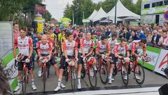 Los ciclistas del Lotto-Soudal encabezan el pelot&oacute;n en el minuto de silencio en memoria de Bjorg Lambrecht antes de la tercera etapa del BinckBank Tour.