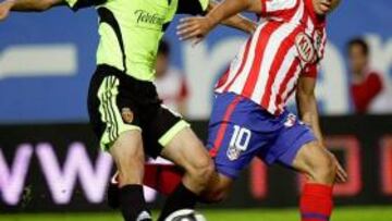 <b>DERROTA EN LA IDA. </b>Pavón despeja un balón ante la presión de Agüero en el partido del Calderón.