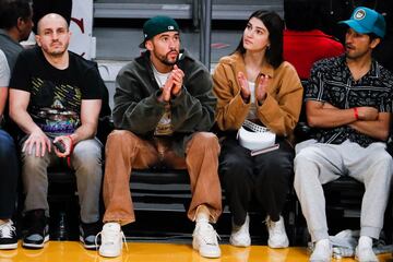 Bad Bunny durante el encuentro entre Los Angeles Lakers y Oklahoma City Thunder.