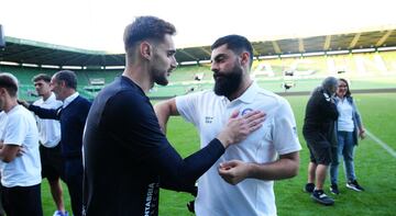 Dos amigos, Ezkieta y Villalibre, se vieron al acabar el partido.