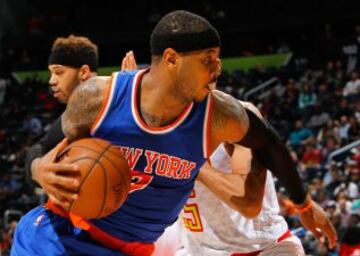 Carmelo Anthony conduce el balón ante Thabo Sefolosha.