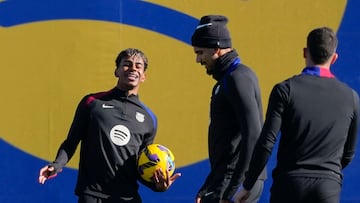 BARCELONA, 08/02/2025.- El delantero del FC Barcelona Lamine Yamal(i) y el defensa uruguayo Ronald Araujo Araujo, durante el entrenamiento este sábado en la ciudad deportiva Joan Gamper. EFE/Alejandro Garcia