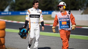 Alonso tras uno de sus numerosos problemas esta temporada.