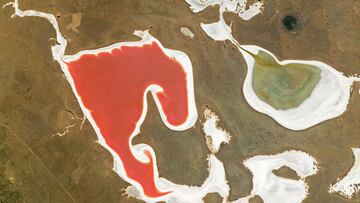 Misterio en Kazajist¨¢n: fotograf¨ªan un lago rojo