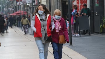 CIUDAD DE MÉXICO, 03DICIEMBRE2022.- Capitalinos sacaron su ropa abrigadora ante el primer frente frío del año, esta mañana la ciudad amaneció con 6 grados y se prevé que esta situación climatológica permanezca un par de días.
FOTO: MOISÉS PABLO/CUARTOSCURO.COM