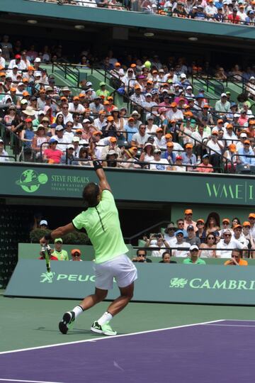 Una nueva final entre dos de las raquetas más fascinantes de todos los tiempos. Hoy ganó Federer bajo un sol de justicia en Miami. Nadal tuvo sus oportunidades de romper el servicio del suizo pero no lo consiguió. A pesar de eso, dejó una muy buena impresión. Veremos lo que pasa cuando llegue el momento de jugar en tierra batida. Aquí el resumen del partido en fotos.