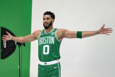 Los Celtics llegaron a estar 2-1 en las últimas Finales, y con ventaja en el último cuarto del último partido. Pero se quedaron sin fuerzas a un par de zancadas de la meta, justo cuando emergía la incontestable figura de Stephen Curry. Los Warriors se llevaron el título, los Celtics quedaron tocados… pero elevados a la categoría de favoritos para una nueva temporada en la que, además, llegaron refuerzos importantes: Malcolm Brogdon, Danilo Gallinari… Sin embargo, las semanas previas al inicio de los entrenamientos han sido una pesadilla en Boston. Gallinari sufrió una gravísima lesión de rodilla en la preparación del Eurobasket, Robert Williams ha tenido que volver a pasar por el quirófano por la lesión, también de rodilla, que le lastró durante los playoffs y, sobre todo, el entrenador Ime Udoka ha sido suspendido por comportamiento inapropiada con una trabajadora de la franquicia. Si se suma que Jaylen Brown está mosca porque estaba en todas las cuentas de un posible traspaso por Kevin Durant, hay más incertidumbre y tensión de la prevista en el arranque de los verdes.
