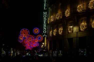 Madrid ilumina sus calles con más de 13 millones de luces LED en 240 puntos de la ciudad, destacando un árbol de 37 metros en Sol, un túnel luminoso en Gran Vía y un ángel gigante de 18 metros en Colón.