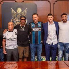 Ronaldinho convive con niños en Palacio de Gobierno de Querétaro