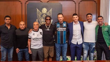 Ronaldinho junto al gobernador de Querétaro, Mauricio Kuri