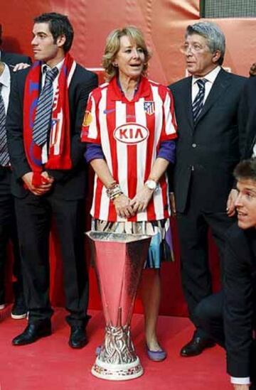 Esperanza Aguirre, con la camiseta colchonera