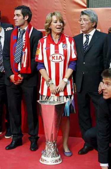 Cifuentes o Aguirre, ?quién lleva mejor la camiseta del Madrid?