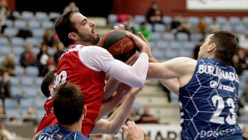GRAF8151. SAN SEBASTIÁN, 13/01/2019.- El ala pívot del Baxi Manresa Francisco Salvador del Águila y el pívot georgiano del Delteco GBC Beka Burjandze durante el partido de la decimosexta jornada de Liga que disputen en el San Sebastián Arena 2016. EFE/GORKA ESTRADA.