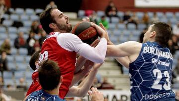 GRAF8151. SAN SEBASTI&Aacute;N, 13/01/2019.- El ala p&iacute;vot del Baxi Manresa Francisco Salvador del &Aacute;guila y el p&iacute;vot georgiano del Delteco GBC Beka Burjandze durante el partido de la decimosexta jornada de Liga que disputen en el San Sebasti&aacute;n Arena 2016. EFE/GORKA ESTRADA.