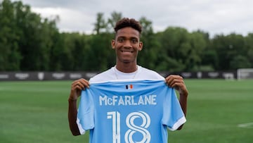 Christian McFarlane posando con la playera de New York City FC.