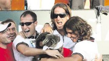 <b>UNA PIÑA. </b>Todos los integrantes del equipo español se abrazan celebrando la permanencia en el Grupo Mundial.