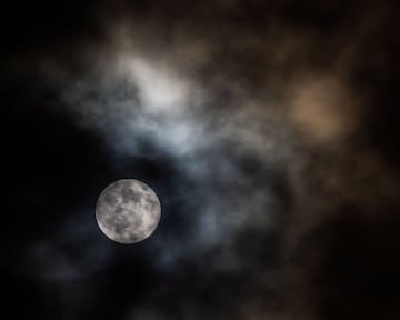 Entre este 7 y 8 de abril tiene lugar la Superluna rosa de abril. Es un fenómeno que hace que este satélite se vea un 14% más grande y un 29,2% más brillante. Esto ocurre  porque coincide con el momento de máximo acercamiento del satélite a la Tierra.
