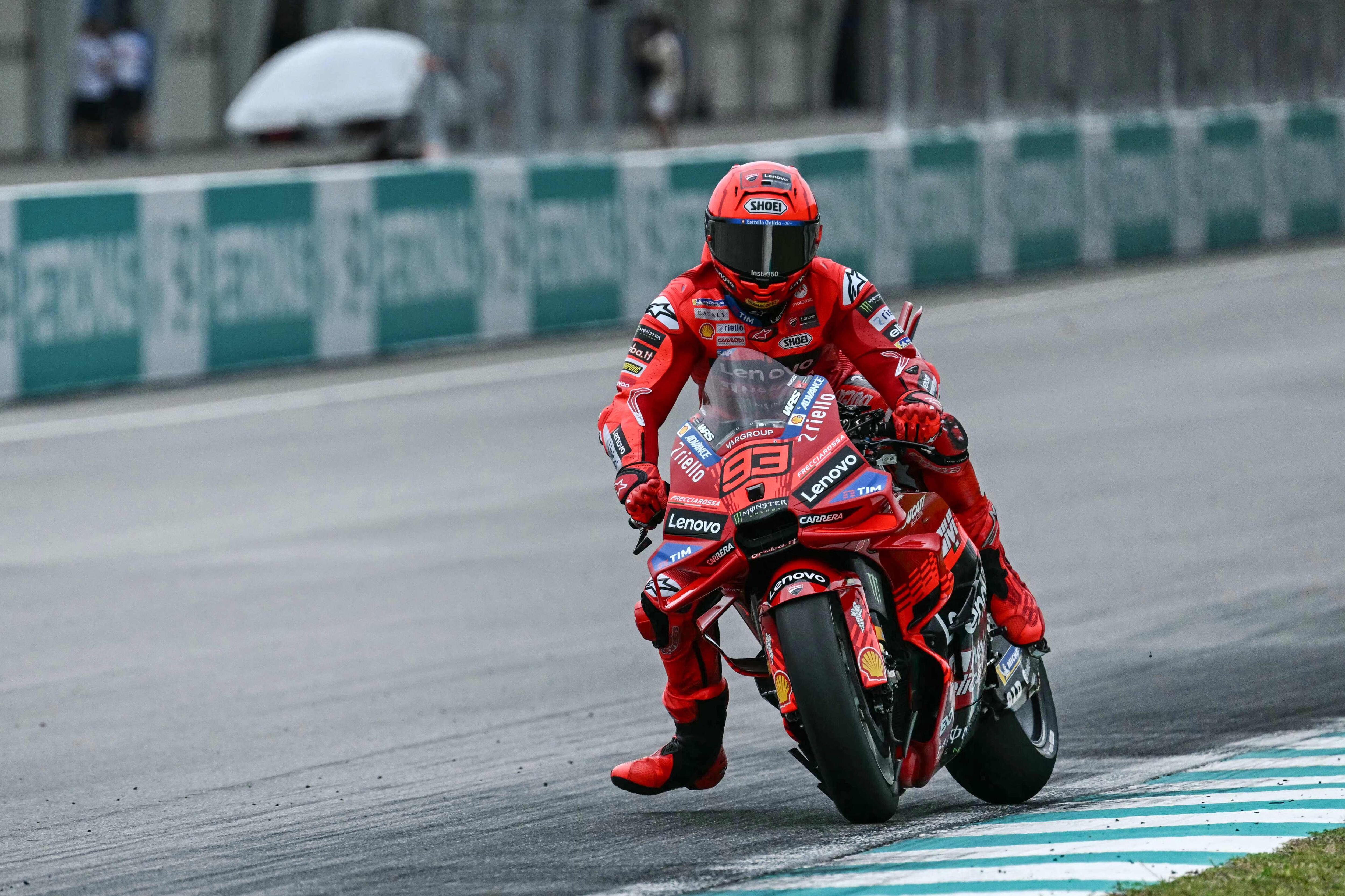 Márquez começa em frente a Bagnaia e Martín.