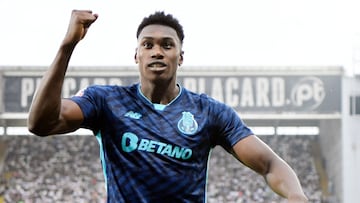 Samu Omorodion celebra su primer gol al Vitória de Guimarães.