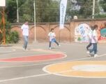 Vídeo: ‘Chicharito’ Hernández echó la ‘cascarita’ en el patio de una escuela primaria