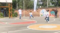 Vídeo: ‘Chicharito’ Hernández echó la ‘cascarita’ en el patio de una escuela primaria