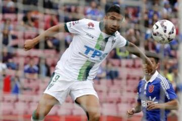 Fútbol, Universidad de Chile v Santiago Wanderers.
Décima fecha, campeonato de Apertura 2015.
El jugador de Santiago Wanderers, Ronnie Fernandez, controla el balón durante el partido de primera división contra Universidad de Chile disputado en el estadio Nacional de Santiago, Chile.