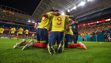 Jugadores de la Selección Colombia celebrando un gol ante Perú.