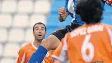 <b>SÓLIDEZ DEFENSIVA. </b>Sergio Fernández, capitán del Hércules, despeja un balón en presencia de Arpón y Garai.