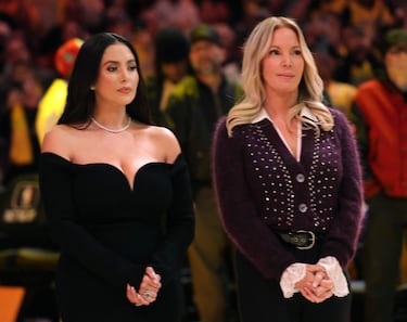 Vanessa Bryant y Jeanie Buss, propietaria mayoritaria de los Lakers.