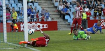 El delantero del Atlético de Madrid Diego Costa , se golpea la pierna con el poste tras marcar el segundo gol ante el Getafe