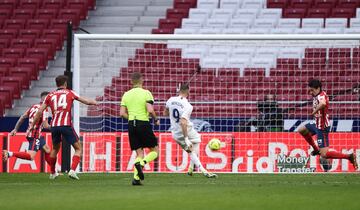 Atlético de Madrid 1-1 Real Madrid | Gran combinación de Casemiro con Benzema en el corazón del área que acabó con un remate a placer del francés para igualar el marcador.