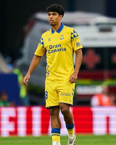 Nacido en Venezuela en 2006, emigró a España desde niño y se formó en la cantera del Club Deportivo Marino Playa de Las Américas. En 2023 se unió a la cantera de la UD Las Palmas. En la 24/25 debutó en LaLiga con el primer equipo, ingresando como suplente en los minutos finales en lugar del también canterano Juanma Herzog, en la derrota por 2-0 como visitante ante el RCD Espanyol, partido en el que el club ya estaba matemáticamente descendido.
