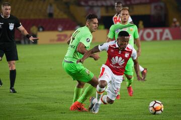 Jhon Pajoy en la disputa de la pelota en el juego entre Santa Fe y Táchira.