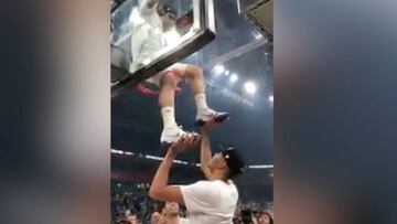 ¡Campazzo se subió al aro y no sabía cómo bajar! La escena tiene su aquel...