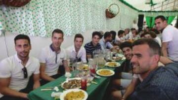 HERMANDAD. La plantilla del Betis celebró en el Real de la Feria la buena campaña que está realizando. Rubén Castro, el más solicitado. Campbell y Pabón posan juntos.